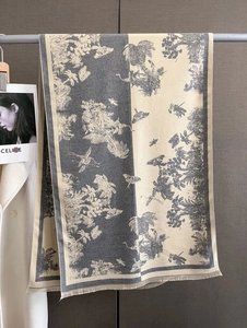 Détail d'une écharpe pashmina bicolore à motifs floraux avec bords à fines franges