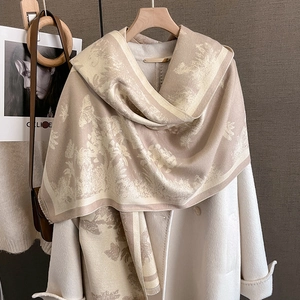 Écharpe élégante beige style cachemire avec imprimé floral vintage et franges sur manteau blanc