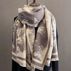 Écharpe épaisse style cachemire avec imprimé palmier tropical et franges en taupe et crème