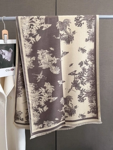 Détail d'une écharpe imitation cachemire avec motifs floraux vintage et franges fines