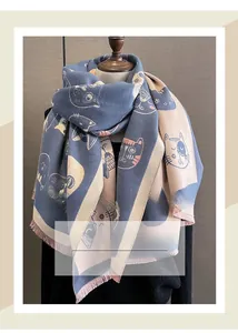Détail d'une écharpe d'hiver en cachemire avec motif chat mignon et bords à franges