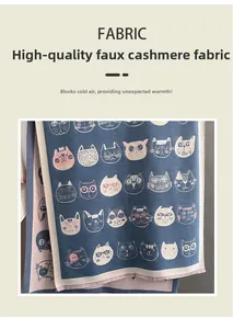 Détail du tissu en faux cachemire de qualité avec motifs de chats et bordure rose contrastée