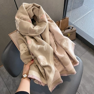 Écharpe en maille beige et marron à motif de chat avec bordures à franges