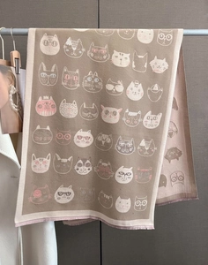 Détail d'une écharpe en imitation cachemire avec motifs chats et bords effilochés