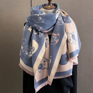 Détail d'une écharpe douce façon cachemire avec imprimé chat et franges en bleu et rose