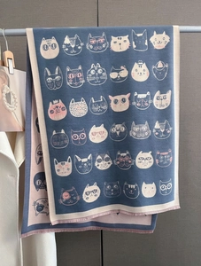 Détail de l'écharpe effet cachemire bleu marine et rose avec motifs de chats mignons