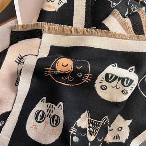 Vue détaillée d'une écharpe en cachemire doux avec motifs de chats et franges