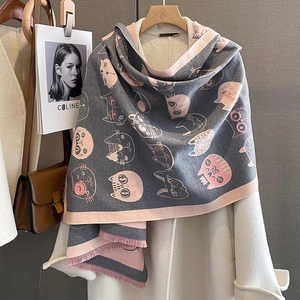 Détail de l'écharpe en maille chat rose et gris avec des finitions à franges