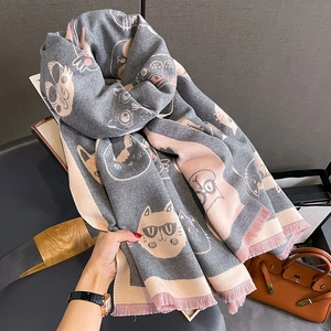 Détail d'une écharpe chat gris et rose avec franges et texture épaisse façon cachemire