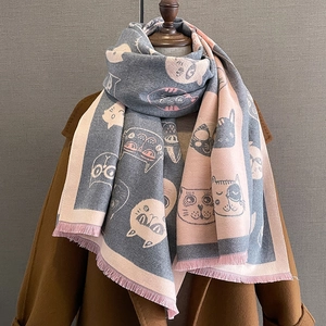 Détail de l'écharpe épaisse en cachemire avec motifs chats et franges roses au bout