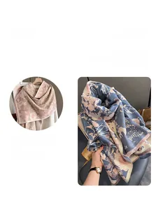 Détail d'une écharpe effet cachemire avec motifs floraux et finitions à franges douces