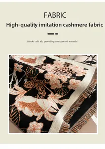 Détail d'une écharpe fleurie en faux cachemire avec franges élégantes et motif jacquard