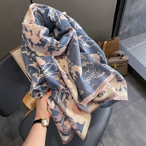 Écharpe épaisse en cachemire bleu marine avec motifs floraux roses et franges