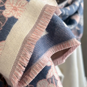 Détail du pashmina fleuri tissé avec bord à franges douces et texture épaisse imitation cachemire