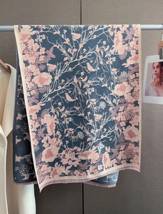 Détail du motif jacquard fleurs et oiseaux sur châle aspect cachemire bleu et rose