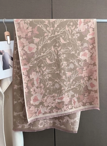 Détail du motif jacquard fleurs et oiseaux sur châle pashmina d'hiver avec franges