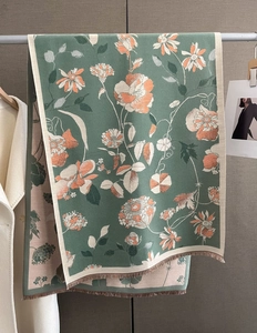 Détail d'une écharpe en cachemire à fleurs vintage avec revers bicolore et franges