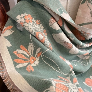 Texture de tricot détaillée de l'écharpe florale vert menthe avec franges élégantes