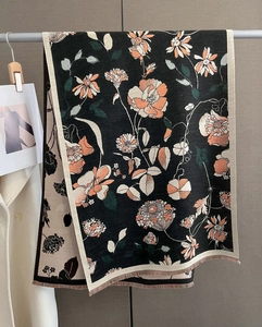 Détail d'une écharpe pashmina à fleurs vintage avec franges et texture en maille épaisse