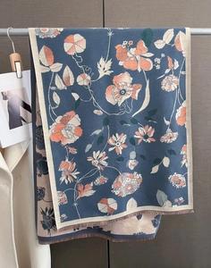 Détail d'une écharpe jacquard à fleurs vintage avec des finitions à franges fines
