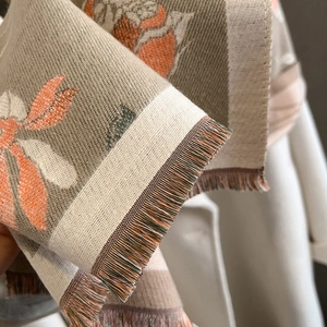 Détail d'une écharpe en cachemire à motif floral avec franges et texture épaisse