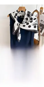 Détail rapproché du foulard en soie de 90 cm à pois et texture sergée sur une robe