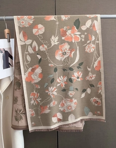 Vue détaillée du motif floral et des franges d'un châle d'hiver épais en cachemire