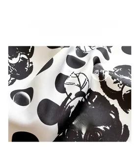 Gros plan détaillé sur le tissu sergé de qualité supérieure avec motif floral noir et blanc