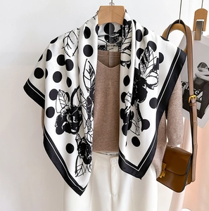 Carré de soie élégant à pois et imprimé floral pour femme en noir et blanc