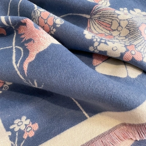 Détail de l'écharpe en imitation cachemire bleu foncé avec jacquard et franges roses