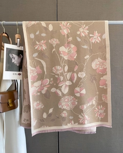 Détail du motif floral vintage sur une écharpe pashmina épaisse à bords frangés