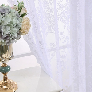 Rideau en dentelle blanche vintage française avec motifs floraux élégants dans un salon
