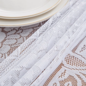 Nappe vintage en dentelle blanche avec motif ondulé élégant et texture en maille fine