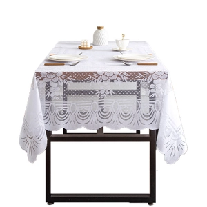 Nappe vintage en dentelle blanche avec motifs floraux ajourés et bords festonnés