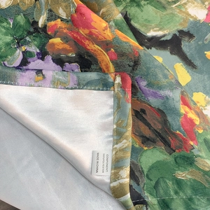 Modern floral polyester tablecloth with oil painting style and fine edge stitching
