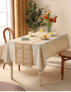 Dettaglio runner da tavola con motivi geometrici in tessuto di poliestere spesso elegante