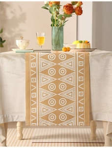 Dettaglio del runner da tavola boho con motivi geometrici e tessuto spesso rifinito