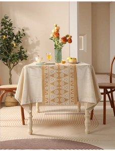 Dettaglio del runner da tavola bohémien con motivi geometrici su tessuto in velluto beige