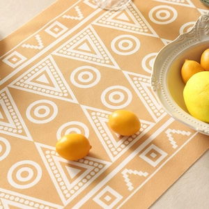Runner da tavola bohémien giallo senape con motivi geometrici bianchi per la casa