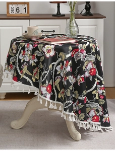Detailansicht der Vintage-Tischdecke mit Blumenmuster und eleganten weißen Quasten