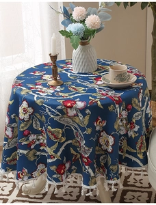 Detailansicht der dunkelblauen runden Tischdecke mit Blumen, Vogelmotiven und weißen Fransen