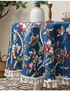 Detail einer Vintage blauen Tischdecke mit Kolibri-Druck und weißen Quastenkanten