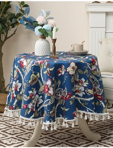 Detail der runden dunkelblauen Blumentischdecke mit eleganten weißen Fransen und Boho-Muster