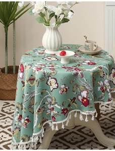 Detailansicht der minzgrünen Tischdecke mit Blumenmuster, Vögeln und weißen Fransen