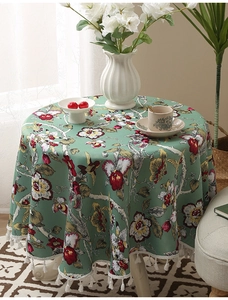Details einer runden mintgrünen Tischdecke mit Vintage-Blumenmuster, Kolibris und Quasten