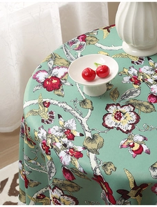 Detailansicht der minzgrünen Tischdecke mit Blumen, Kolibris und Spitzenbordüre