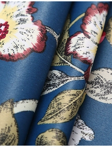 Detailansicht von Vintage-Blumenmuster auf glänzendem Stoff mit seidiger Textur