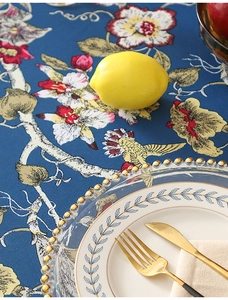 Detailansicht der Vintage-Tischdecke mit Blumen und Kolibris auf dunkelblauem Stoff