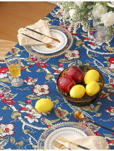 Nahaufnahme der Vintage-Tischdecke in Dunkelblau mit Blumen- und Vogelmustern