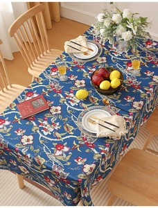 Nahaufnahme von amerikanischem Vintage-Blumenmuster auf wasserdichter Tischdecke
